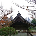 天滿神社由於地勢較高，是個眺望神戶市景的好地方。照片中的建築為神社的拜殿