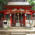 生田神社內的稻荷社，兩旁一樣有狐狸石像
