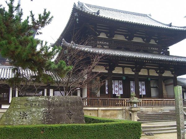 中門是自飛鳥時代保存至今的國寶，為一4間入母屋造式樓門，非常特別(日本寺院正面柱間多為3、5、7)