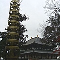 相輪與大佛殿。大佛殿屋頂上的金魚尾裝飾很醒目，但我一直覺得很像日本武士頭盔上的角