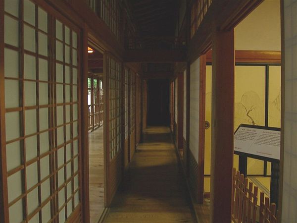從主殿行至別殿，別殿有雙層式設計的拉門，門與門之間形成走廊