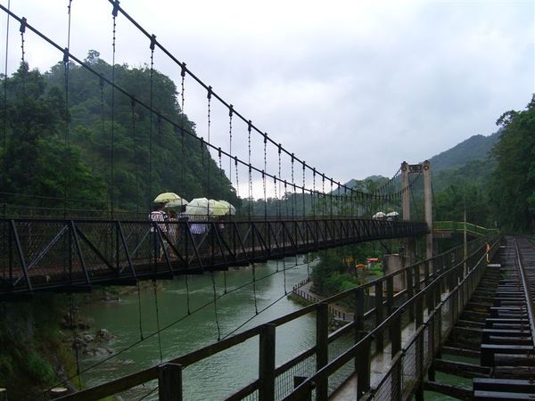 觀瀑吊橋一景。或許是雨天的關係，台灣遊客不多，但令人意外的是，這邊很多日本旅行團耶