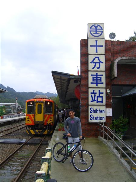 十分車站與剛進站的火車(怎麼看起來好像我在拍那位腳踏車先生)