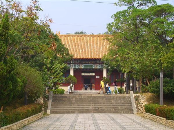 忠烈祠原地為日據時代的高雄神社，1946年改成忠烈祠，1976年才又改建成中國宮殿式的現貌