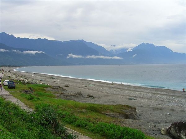 飽餐後，大家沿著七星潭海濱散步，雨停了，烏雲也逐漸散開