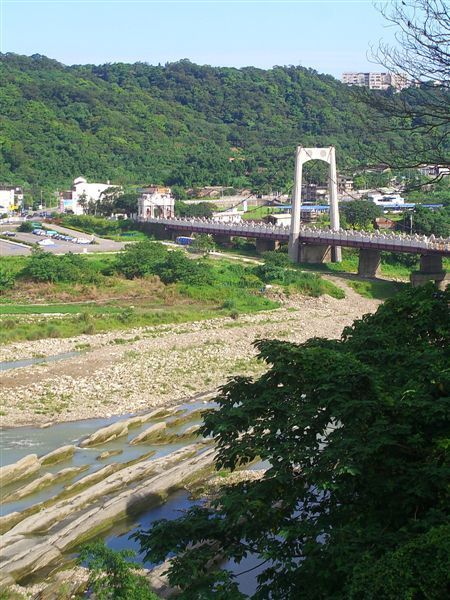 巍峨的大溪觀光橋跨於大漢溪上