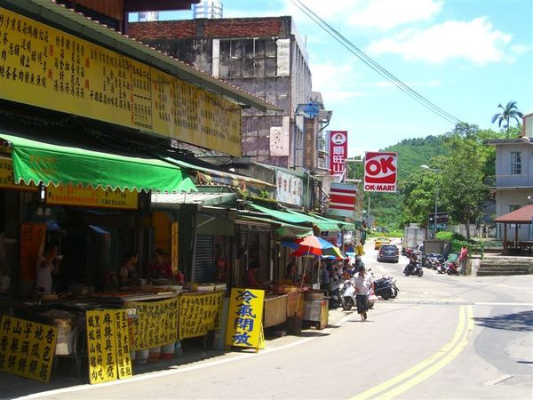 一旁的街上到處都是販售當地特產及風味小吃的攤商店家