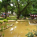 離開角板山行館，一旁的角板山公園正在維修中，水池超黃超髒的...