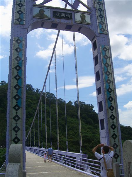 羅浮橋旁則是紫色的復興橋，吊橋式的復興橋上有不少原民風格裝飾
