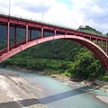 從復興橋上望向朱紅色的羅浮橋，羅浮橋完工於民國83年