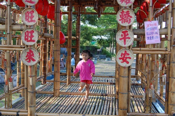 還有小朋友在裡面玩。紫南宮位於竹山鎮，竹山以產竹聞名，難怪接下來看到的很多東西都是竹製的