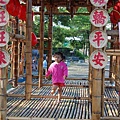 還有小朋友在裡面玩。紫南宮位於竹山鎮，竹山以產竹聞名，難怪接下來看到的很多東西都是竹製的