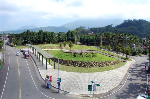 瞧見一旁綠意盎然的石馬公園。這公園前身其實是公墓，因怕會影響觀光而改建成公園，不知道當地人是否會喜歡在那乘涼聊天咧？