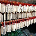 一旁掛滿祈福木牌的竹架，帶點日式神社的風格