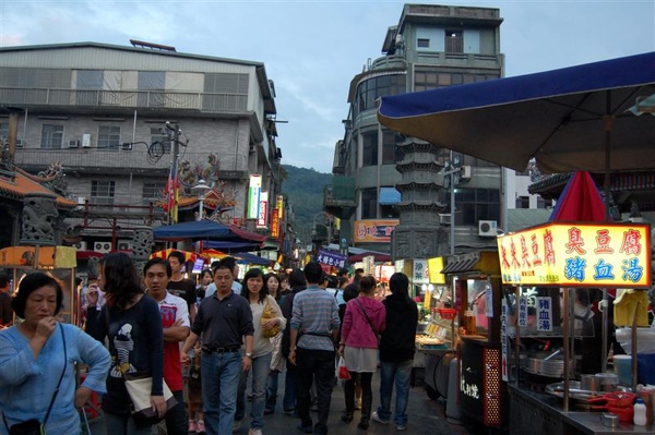 天色漸暗，我們的晚餐當然要在夜市解決囉