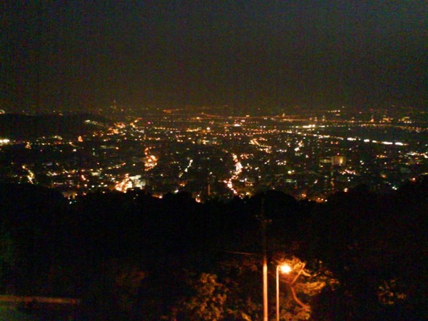 下山的路上，順便繞去文化後山看看夜景，之後還到延三夜市嚐美食，完美地結束這趟小旅行