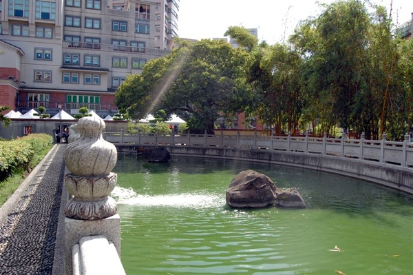 鄞山寺前有座半月池，不僅有風水之效，也有蓄水消防的功能