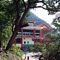 我們先來參訪凌雲禪寺，凌雲禪寺創建於日治時期1909年，是當時台灣佛教四大門派之一。前方的建物為新殿，開山舊殿在其後方