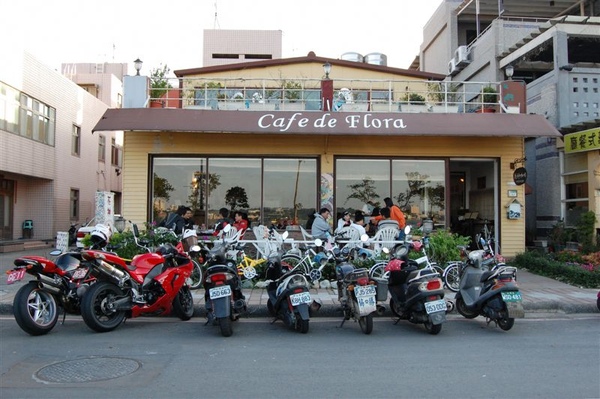 另一側店前停滿重機的花神咖啡，是當地人氣名店