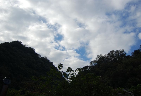 2008-12-12忙裡偷閒的我跟永祥，一早便騎著bubu往三峽熊空山區前進，仰望山尖便可看出今日的天氣還蠻不錯的