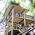 瀑旁3層樓高的木造賞瀑樓