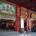 老街上壁面華麗的興隆宮，其創建於清乾隆40年(1775年)，主奉媽祖，不過原建物因三峽居民當年抗日遭報復而隨大火付之一炬