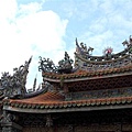 祖師廟華麗繁複的簷頂與藍天一拍。祖師廟建築的精雕細琢冠稱於世，更有東方藝術殿堂之美稱