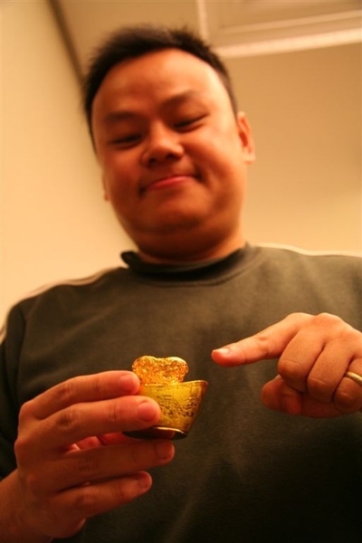 我與慧淳帶來的金元寶巧克力合影(這張蛋重拍了好幾次，我的pose擺得很辛苦，而且還有雙下巴...)
