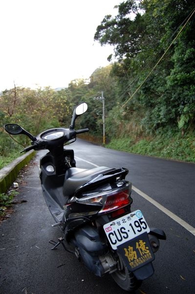 我的車與萬溪產業道路，這張感覺頗不賴。萬溪產業道路顧名思義，就是連結內雙溪與萬里的山中道路，我們就是要朝著萬里奔去