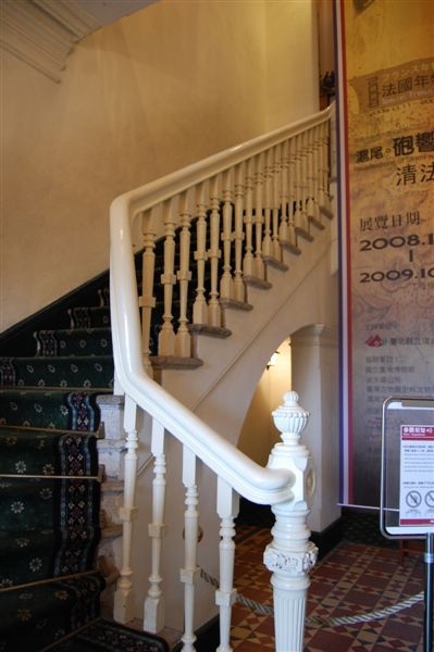 沿著優雅的白色扶梯可以通往英國領事館的2樓