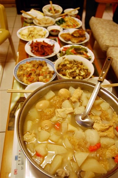 2009-01-25除夕夜，老爸老媽準備了澎湃的年夜飯