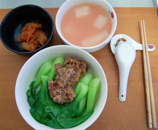 這排骨酥套餐的排骨酥肉多味香，搭配我很愛的韓式泡菜，真是美味呀！