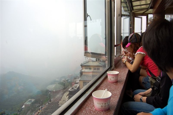 雖然天蒼蒼、霧茫茫，但坐在大窗戶前的視野還是感覺很開闊