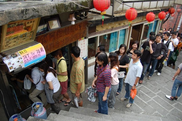 吃飽滿足後，步出阿柑姨，店前的人龍不減反增呀