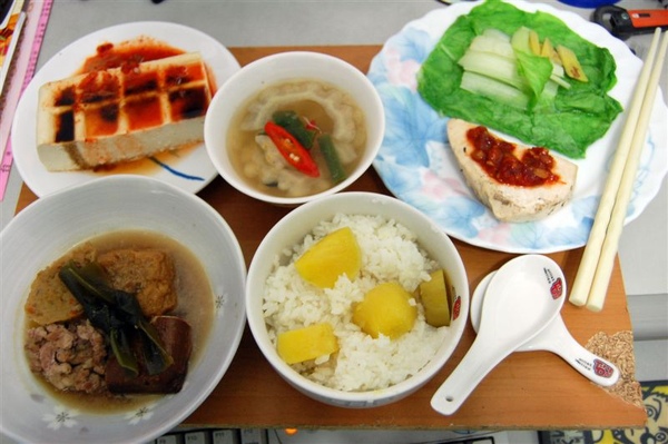 有地瓜飯、豆瓣魚排、泡菜豆腐、小魚苦瓜跟各式滷味，實在是太豐富啦！