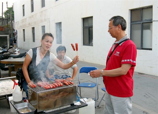 走過渡船頭商店街，愛吃香腸的老爸果然一看到香腸攤就馬上出手