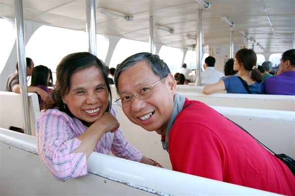 坐在渡船上的老爸跟老媽，長大後我跟妹難得陪老媽出來走走，讓她非常開心