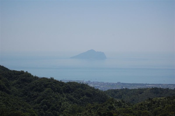 再瞄一眼龜山島，其靜浮在外海的模樣，真的好迷人