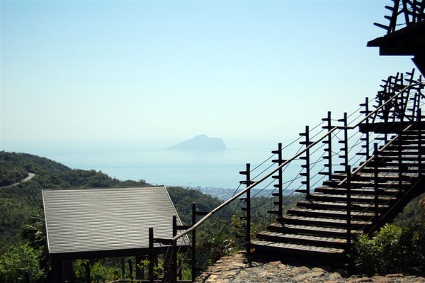 步下展望台，再回首龜山島，我們準備要繼續旅程，邁入宜蘭縣啦