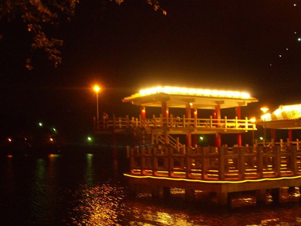 大湖公園的觀湖水榭一景