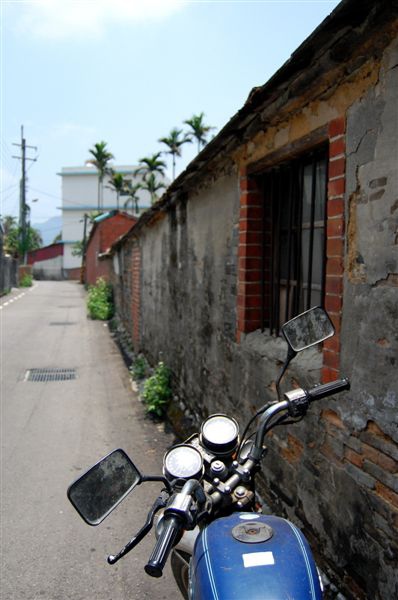 果腹後，拍起一旁寧靜的街景(我喜歡這張照片的感覺)