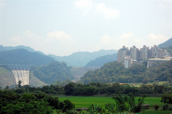 離開三坑老街後，我們往石門水庫方向前進，路經溪洲大橋，可遠望大壩景致