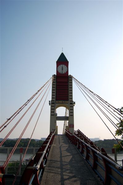 龍潭觀光吊橋一拍，其橋塔時鐘尖端可見一避雷針(不過這時鐘顯然是壞了)