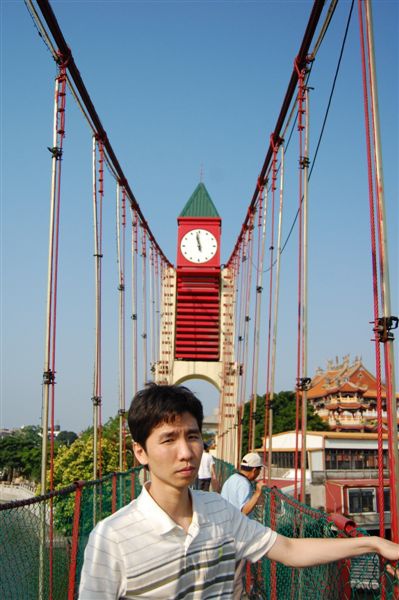 永祥在龍潭觀光吊橋上(幹嘛都不笑)