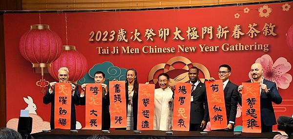 20230212新聞茶敘_a9731國內外友人揮毫為世界祈願2.jpg