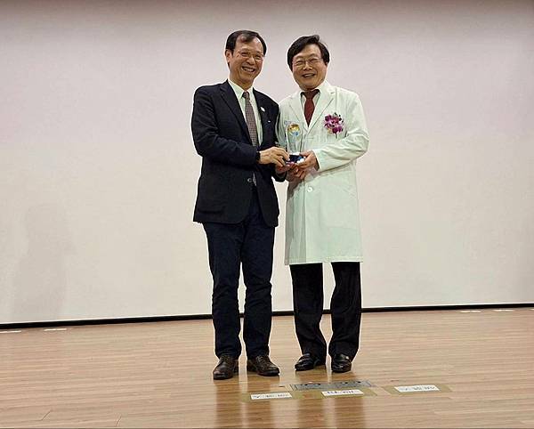 20251112新聞人物_c0778醫師林水龍榮獲首屆醫療貢獻獎1.jpg