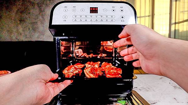 S__66142224 小店家小家庭必備 | 比氣炸鍋好用百倍 | SANSUI山水 | 12L旋風溫控智能氣炸烤箱SAF-553N | 自動轉烤 |