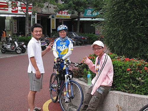 今天唯一的家庭出遊團 欣怡+兒子+女兒(真是好狠的媽媽 第一次騎就帶來破百長征).jpg