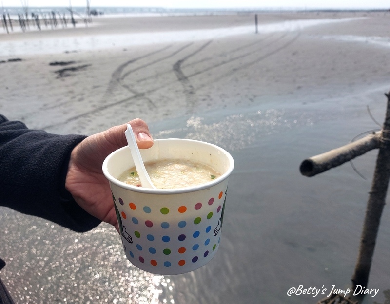 在海中央吃溫暖、美味的海鮮粥，真是比吃鮑魚、龍蝦大餐還享受！/圖片來源：Betty's Jump Diary