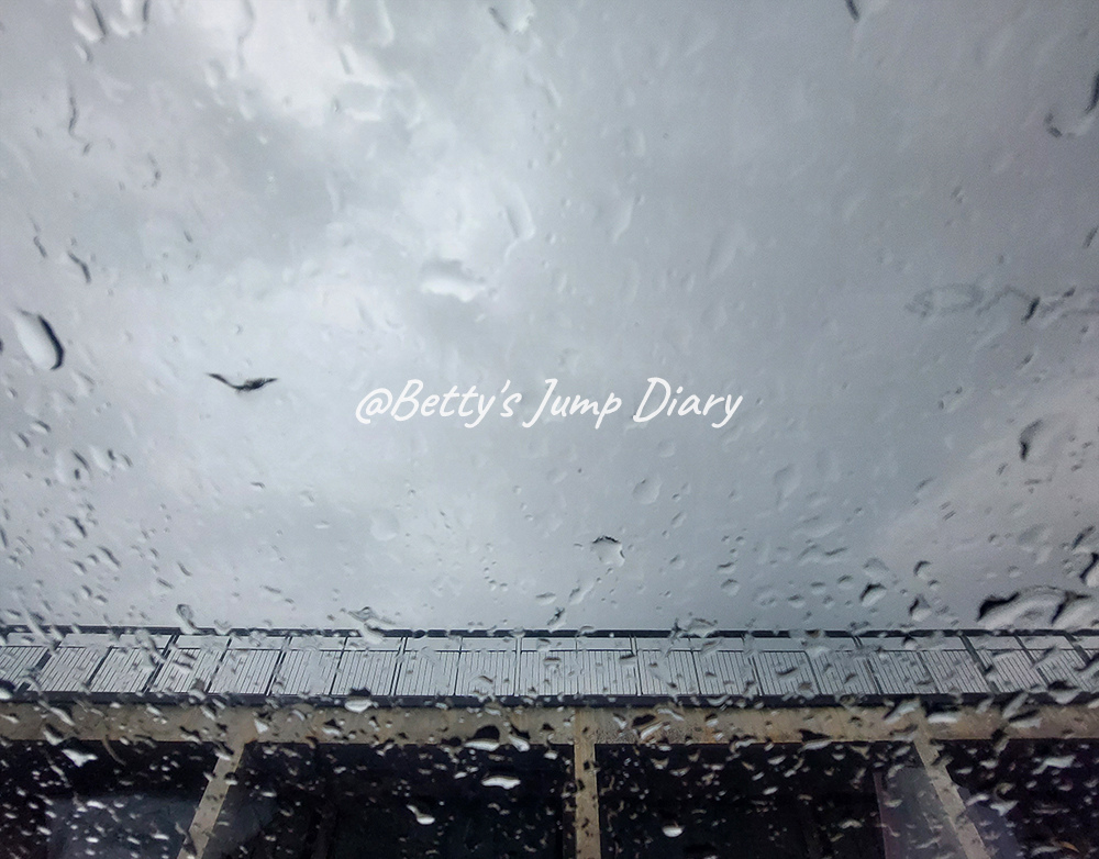 下著陣雨，忽大忽小 / 圖片來源：Betty's Jump Diary